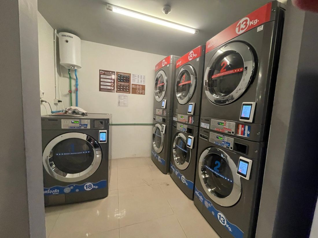 ห้องซักผ้าในอาคารหอพักที่ติดตั้ง EMBIZ QR Box ครบทุกเครื่อง